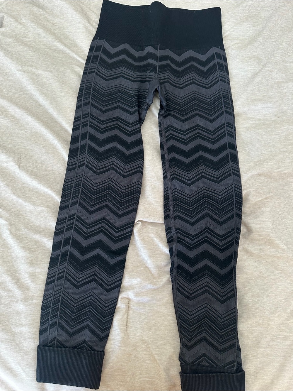 Lululemon ebb to street tight black and grey chevron size 2
